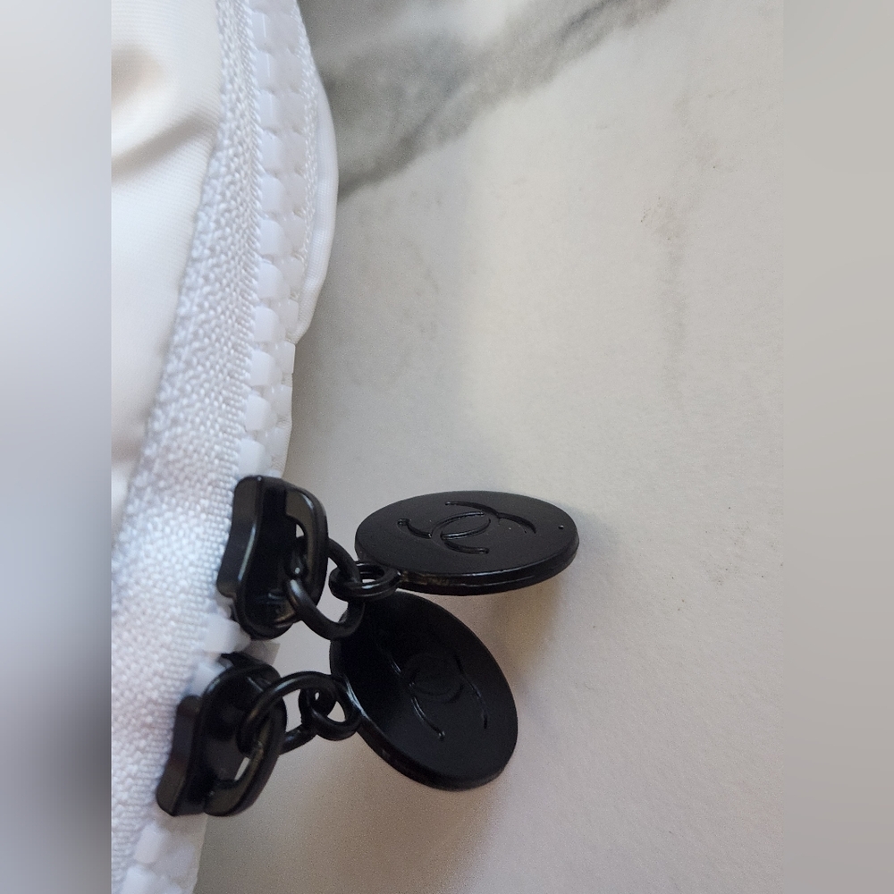 Bundle Of Novelty GWP Items- Cosmetics Bag, Hair Claw Clip And Flower! New! - Picture 5 of 9